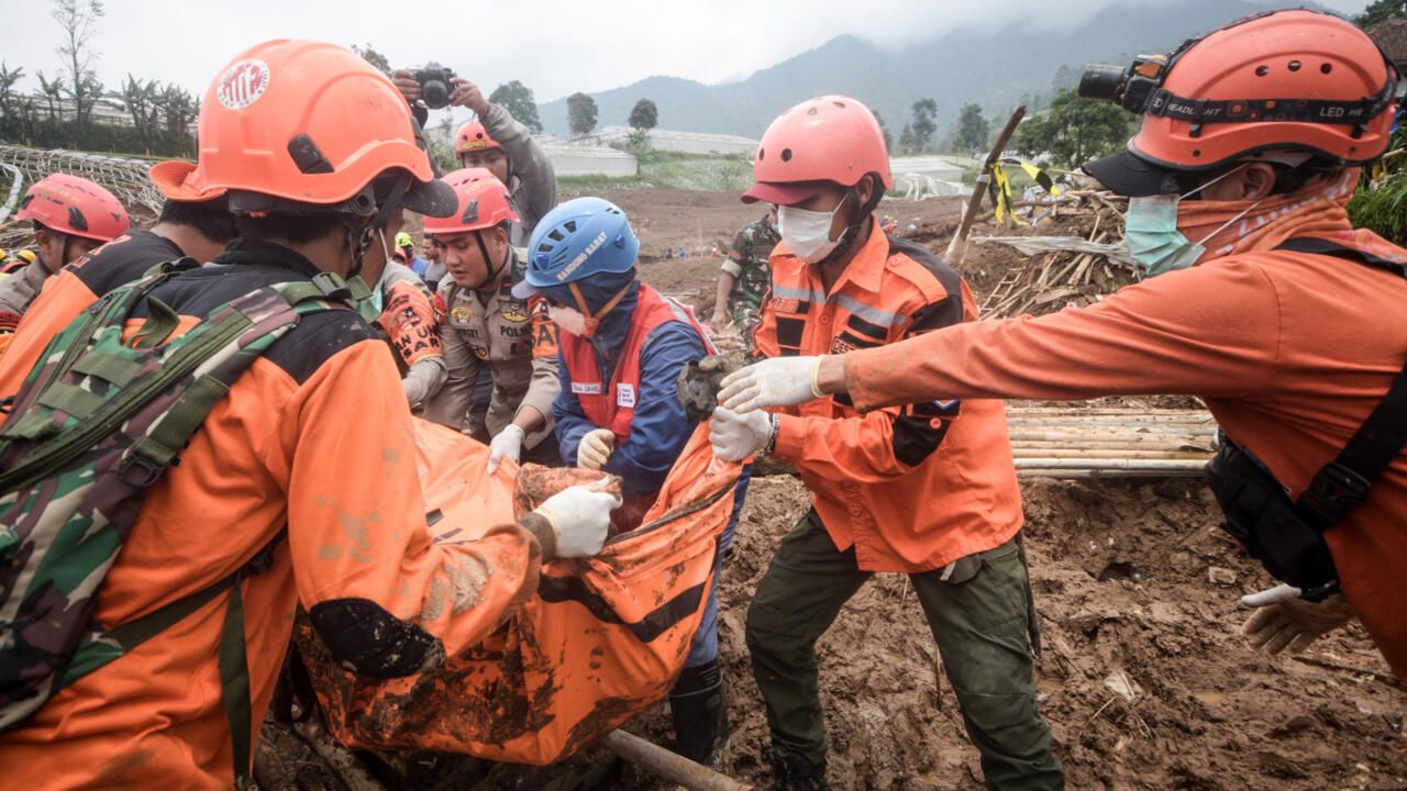 Catastrophe en Indonésie : Le bilan s'alourdit après les glissements de terrain, plus de 70 disparus