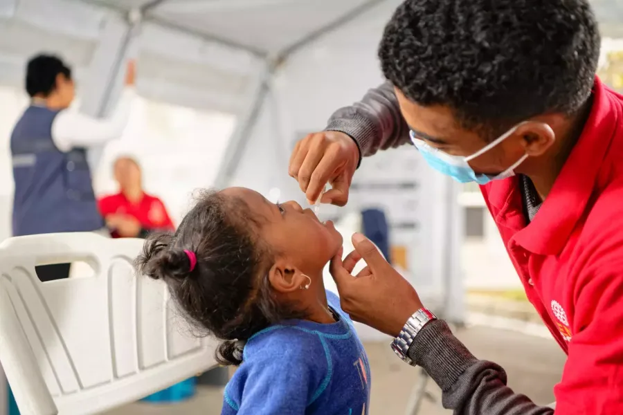 Santé publique internationale : La coordination mondiale contre l'émergence des nouvelles souches virales et l'accès universel aux thérapies ARN