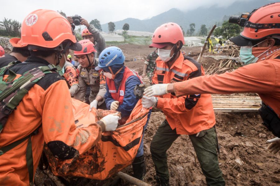 Catastrophe en Indonésie : Le bilan s'alourdit après les glissements de terrain, plus de 70 disparus