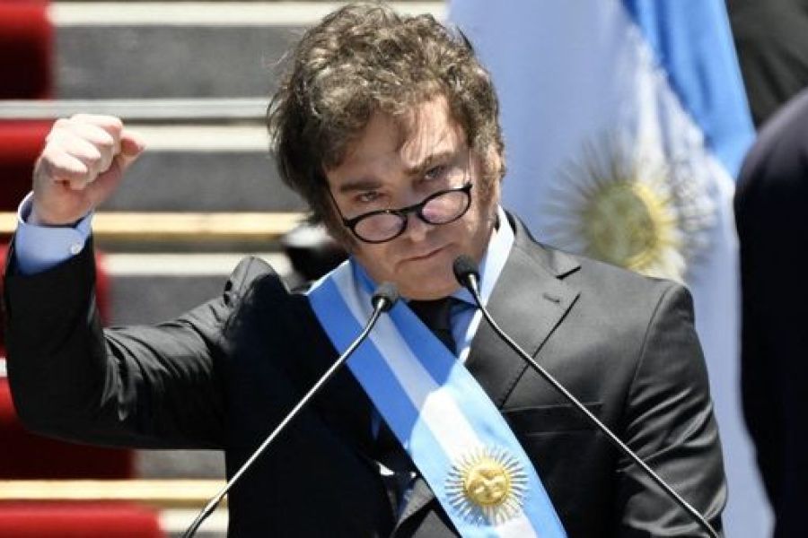 Buenos Aires, 18 février 2026. Les vitres du Congrès argentin tremblent sous les slogans des manifestants. Ce qui devait être le "miracle économique" de Javier Milei s'est transformé en un hiver social glacial. Hier, les forces de l'ordre ont utilisé des canons à eau et des gaz lacrymogènes pour disperser une foule immense opposée à la nouvelle dérégulation du travail. 60 % de pauvreté : Le prix de la thérapie de choc Le plan "tronçonneuse" a certes réduit l'inflation technique, mais au prix d'une récession brutale. En deux ans, 18 000 PME ont mis la clé sous la porte, étouffées par l'ouverture sauvage des importations. Pour les Argentins, le quotidien est devenu un combat : le prix du pain a triplé, tandis que les salaires stagnent. « On ne mange pas des indicateurs économiques », crie une manifestante sur la Place de Mai. Vers un Impeachment ? L'opposition, unie pour la première fois, a déposé une motion pour l'ouverture d'une procédure de destitution (Impeachment). Ils accusent le président de "manquement aux devoirs de sa charge" et de dérive autoritaire. Si Milei conserve le soutien des investisseurs miniers et d'Elon Musk, sa base populaire s'effrite dangereusement. Omondo.info analyse cette crise comme le moment de vérité pour le populisme libertarien en Amérique Latine. Impact Global L'échec potentiel de Milei pourrait freiner les élans de la droite radicale au Chili et au Brésil, redonnant du souffle aux mouvements sociaux sur tout le continent.