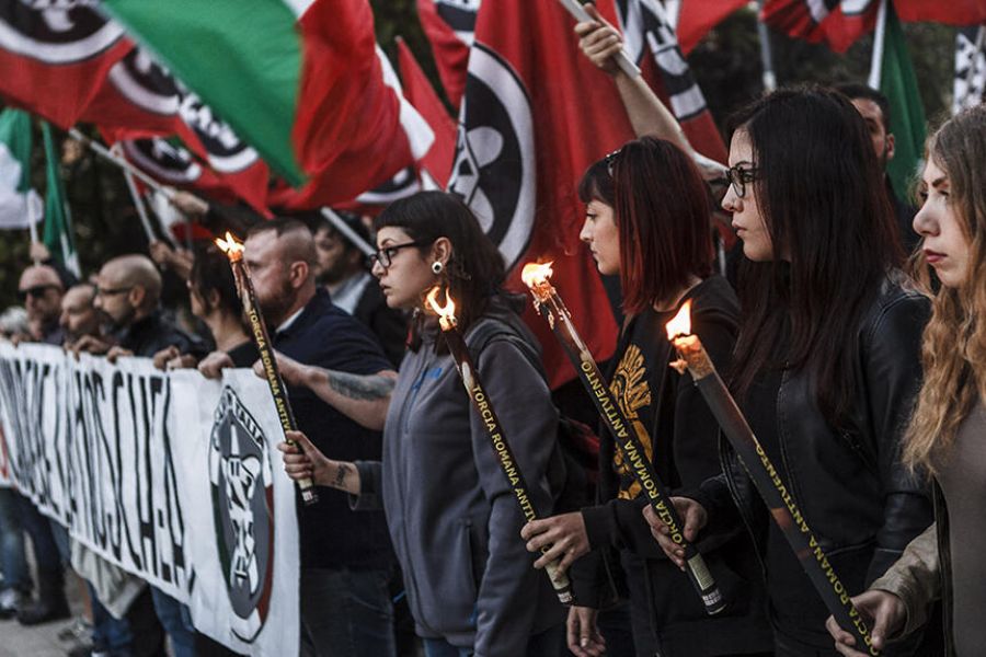 LA FRANCE SOUS CLOCHE : L'EXTRÊME DROITE ET LE REPLI, CHRONIQUE D'UNE SOCIÉTÉ EN APNÉE