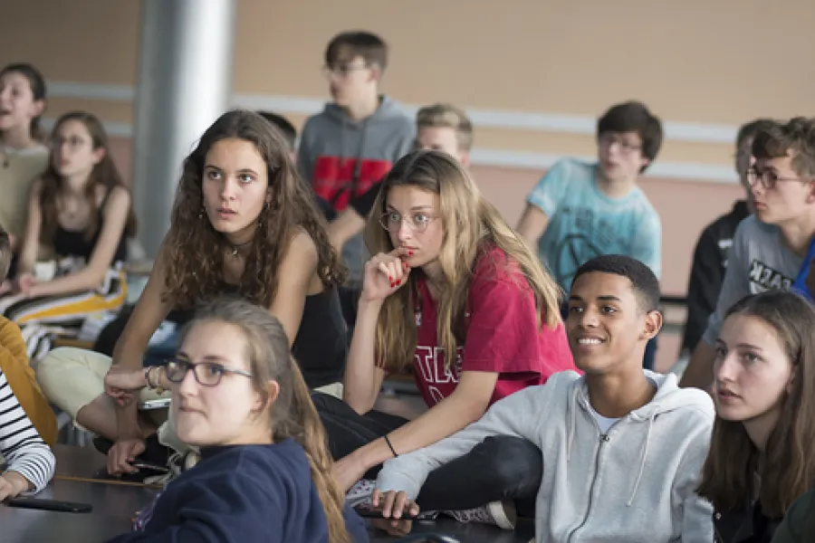 L’ÉCOLE FRANÇAISE EN QUESTION : ENTRE DÉMISSION RÉPUBLICAINE ET GUERRE DES VALEURS