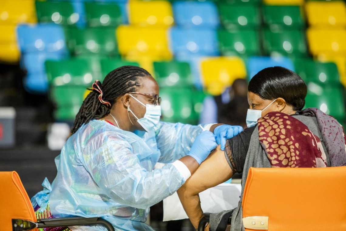 Santé : L'OMS s'apprête à vacciner 40% de la population de chaque pays contre le COVID-19 d'ici à fin 2021