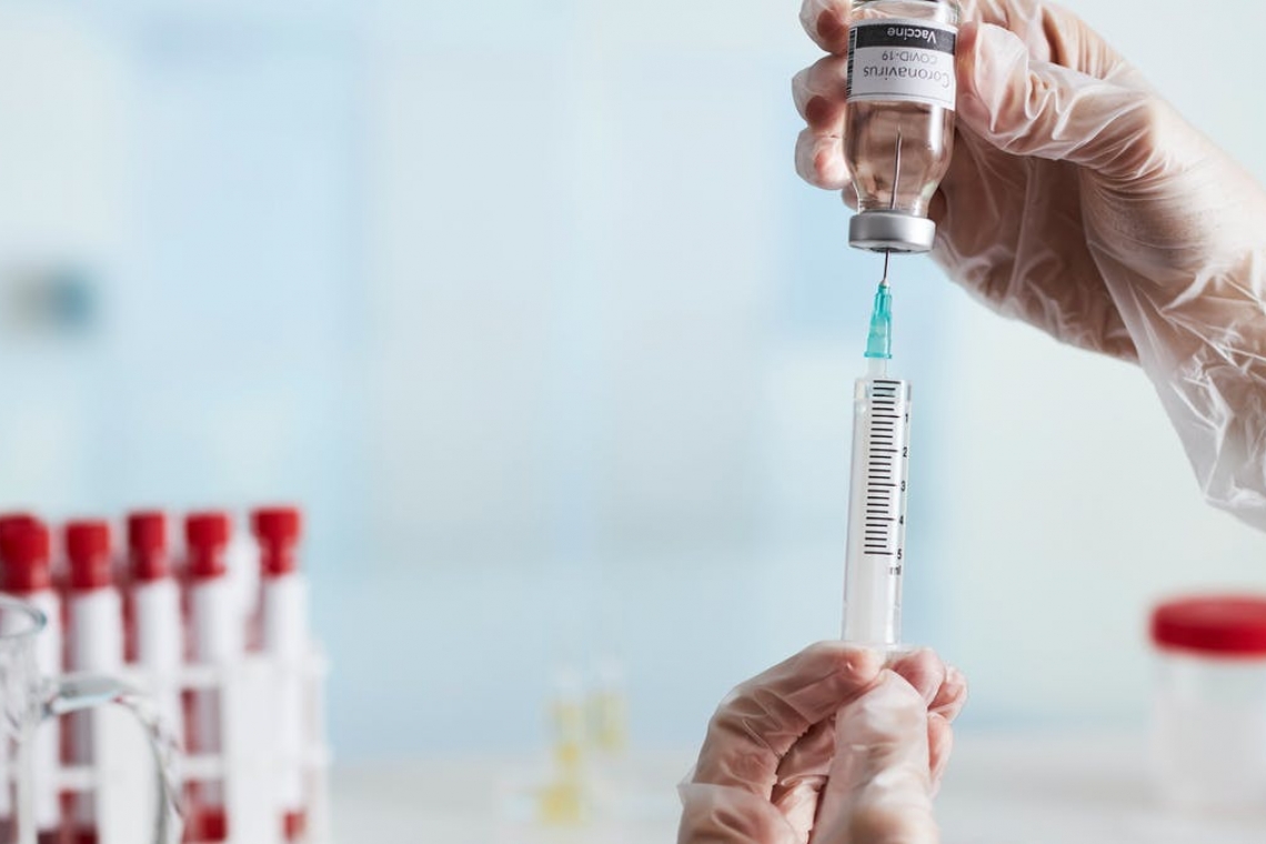 Vaccin Covid-19 : L’OMS recommande une dose supplémentaire pour les personnes à l’immunité fragile