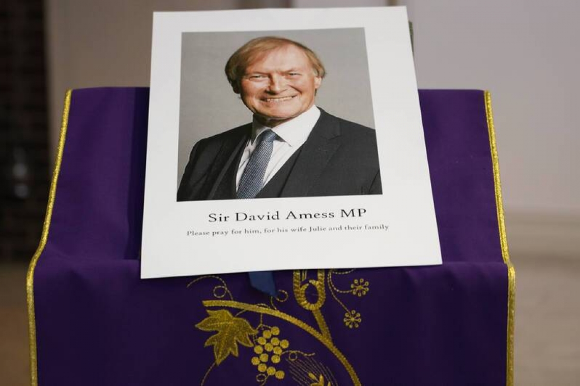 Royaume-Uni : La police qualifie le meurtre du député David Amess d'acte terroriste