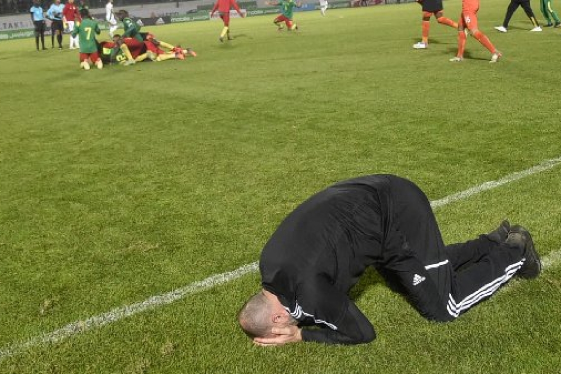 Image Omondo du jour : Djamel Belmadi en larmes et effondré sur la pelouse de Blida après l’élimination de l’Algérie par le Cameroun pour la Coupe du monde 2022