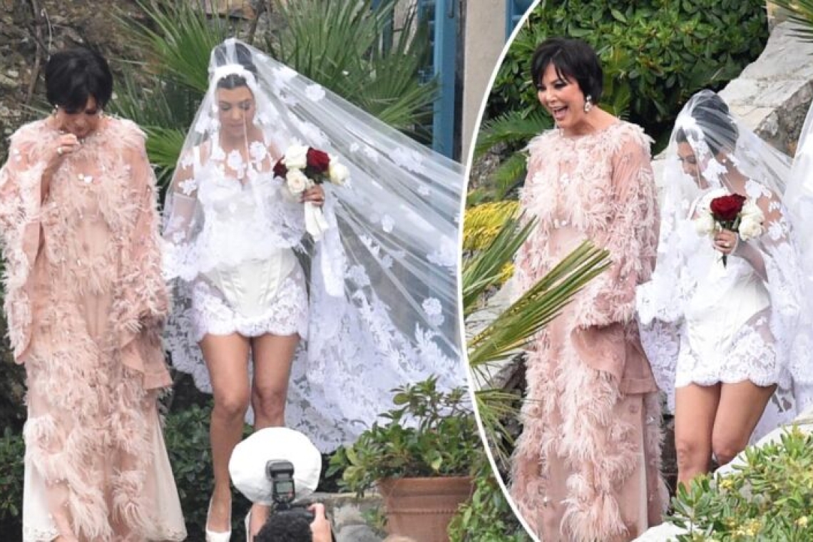 la star de téléréalité kourtney Kardashian dans sa robe de mariée