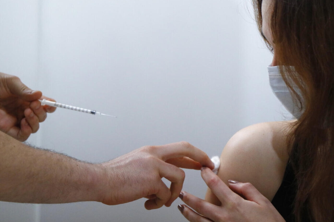 Face au retour du Covid-19, la France craint un rappel vaccinal moins évident
