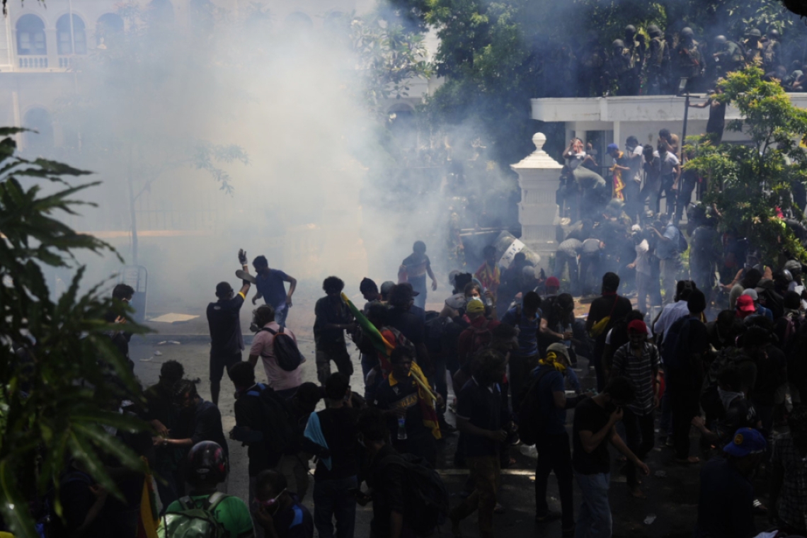 Sri Lanka : La police tire des gaz lacrymogènes sur les manifestants devant les bureaux du premier ministre