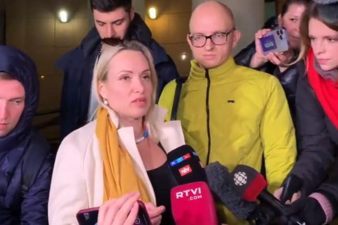 Russie : la journaliste à la pancarte critique à la TV contre l’offensive en Ukraine interpellée