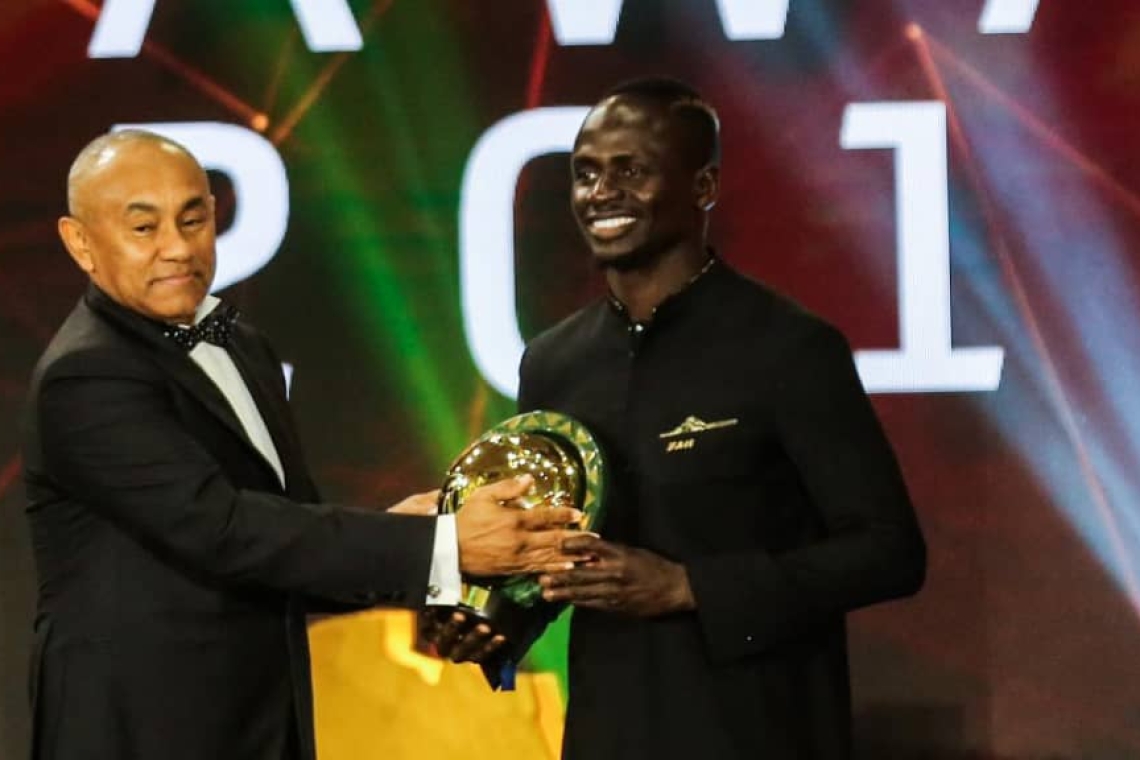 Awards de la CAF : Mané et Asisat Oshoala élus meilleurs joueur et joueuse de l’année
