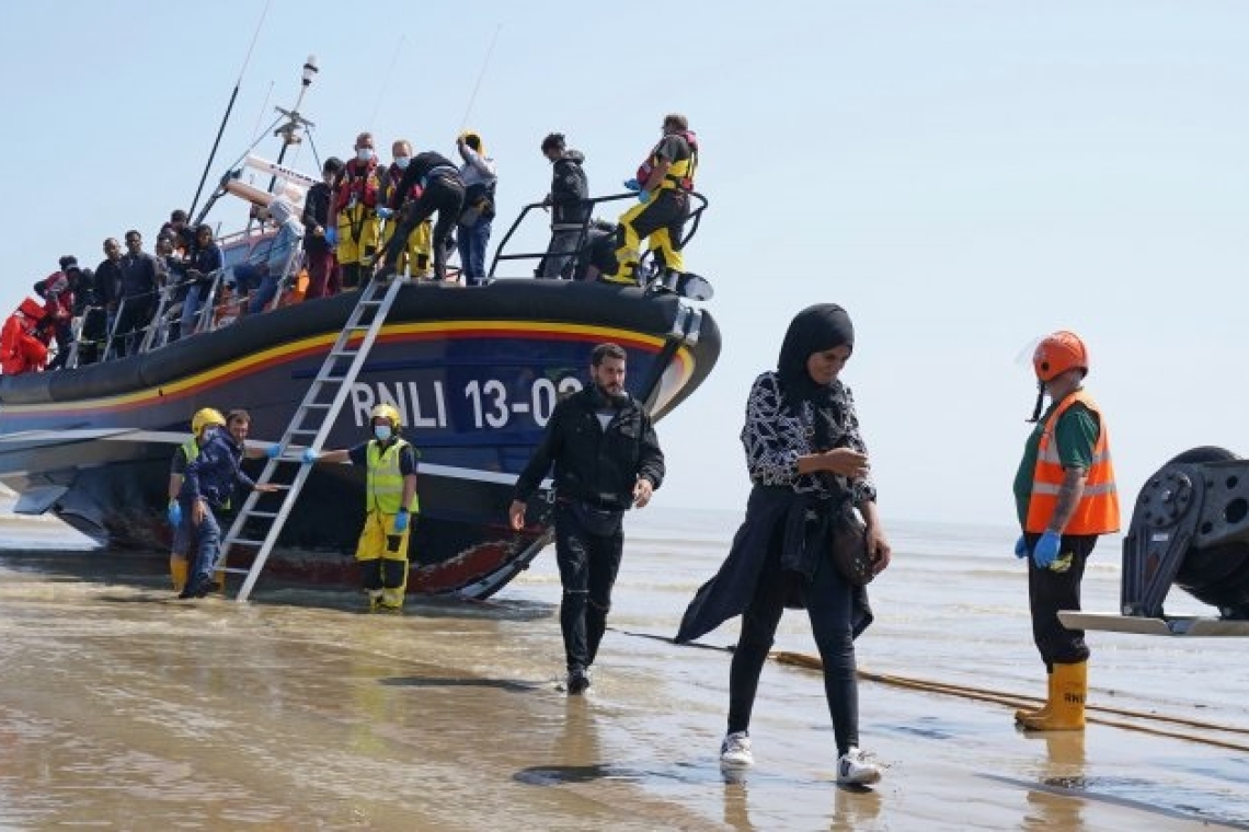 Royaume-Unis : Près de 700 migrants traversent la Manche en une journée