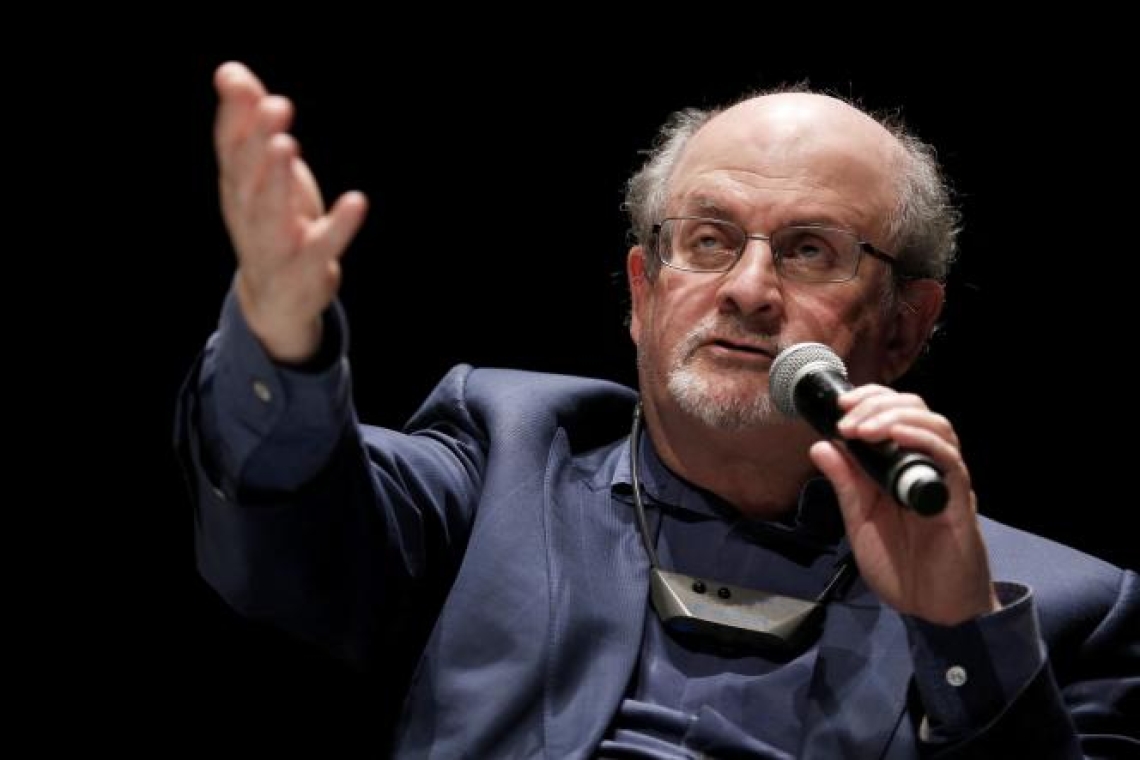 L'écrivain Salman Rushdie hospitalisé, après avoir été poignardé sur scène dans l'État de New York