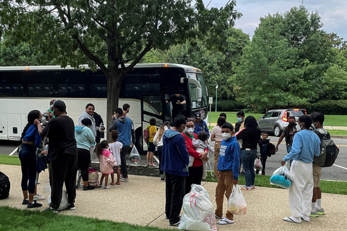 États-Unis : Le gouvernement du Texas envoi des bus de migrants à New York