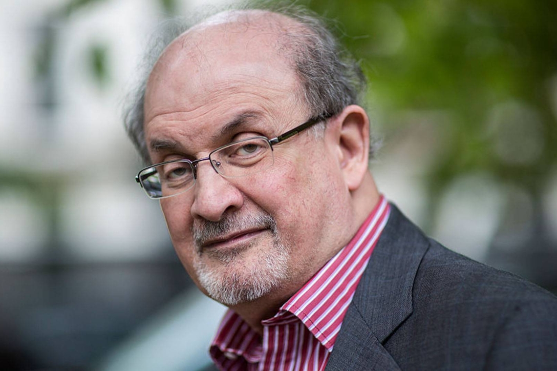 Le suspect de l'attaque contre Salman Rushdie plaide non coupable de tentative de meurtre