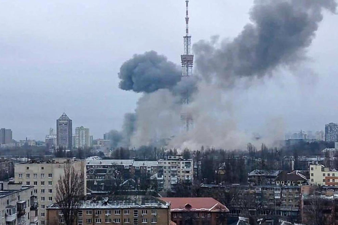 L'Ukraine poursuit sa contre-offensive dans le Sud, la Russie bombarde Kharkiv