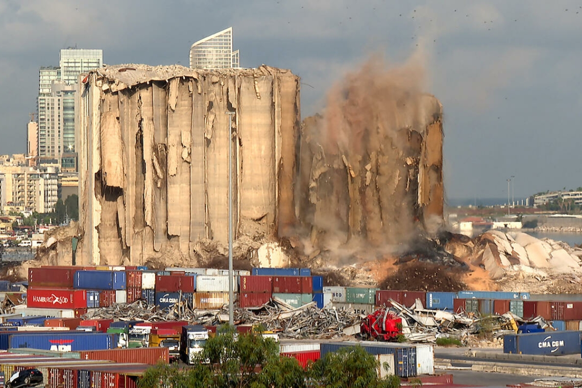 Liban : Huit tours des silos à grains du port de Beyrouth s'effondrent