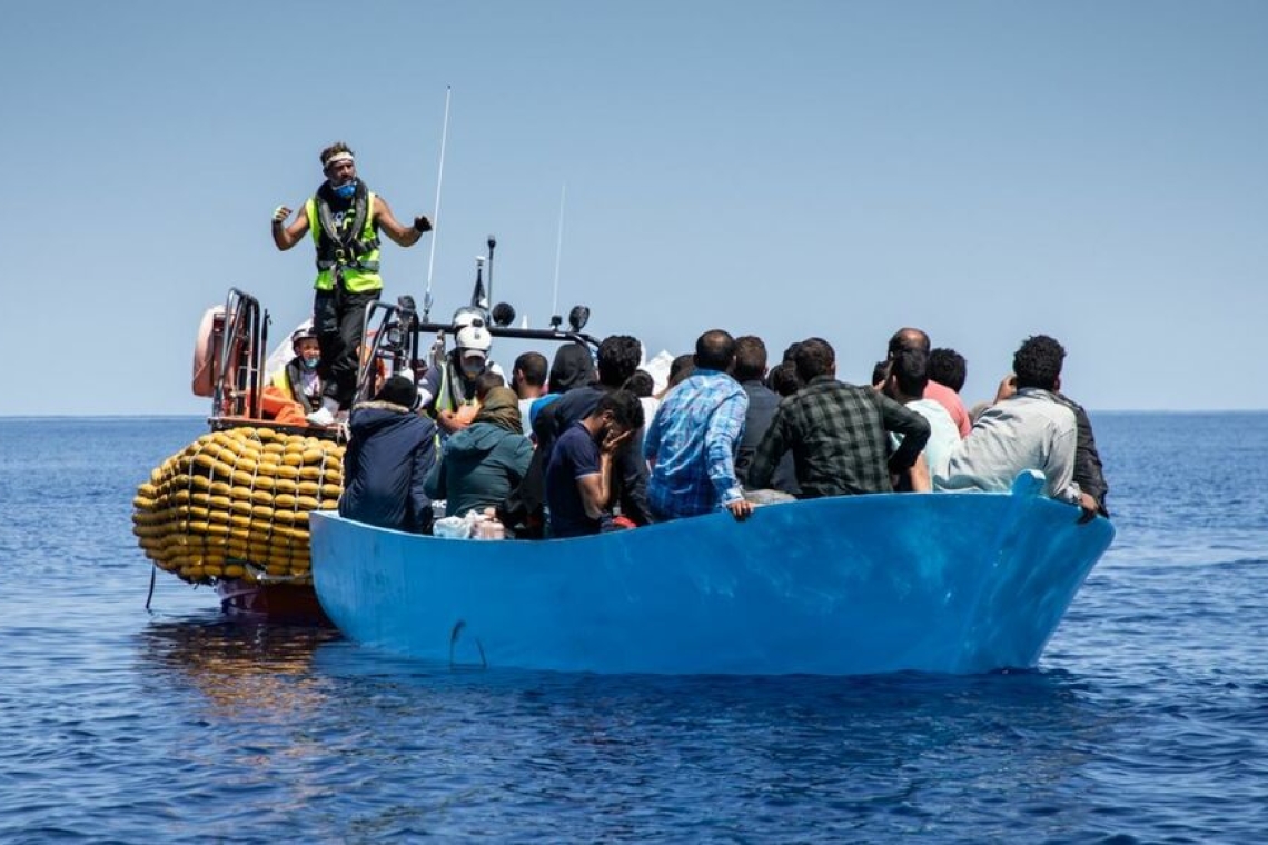 L'Ocean Viking " attend un port pour débarquer 466 migrants secourus en Méditerranée
