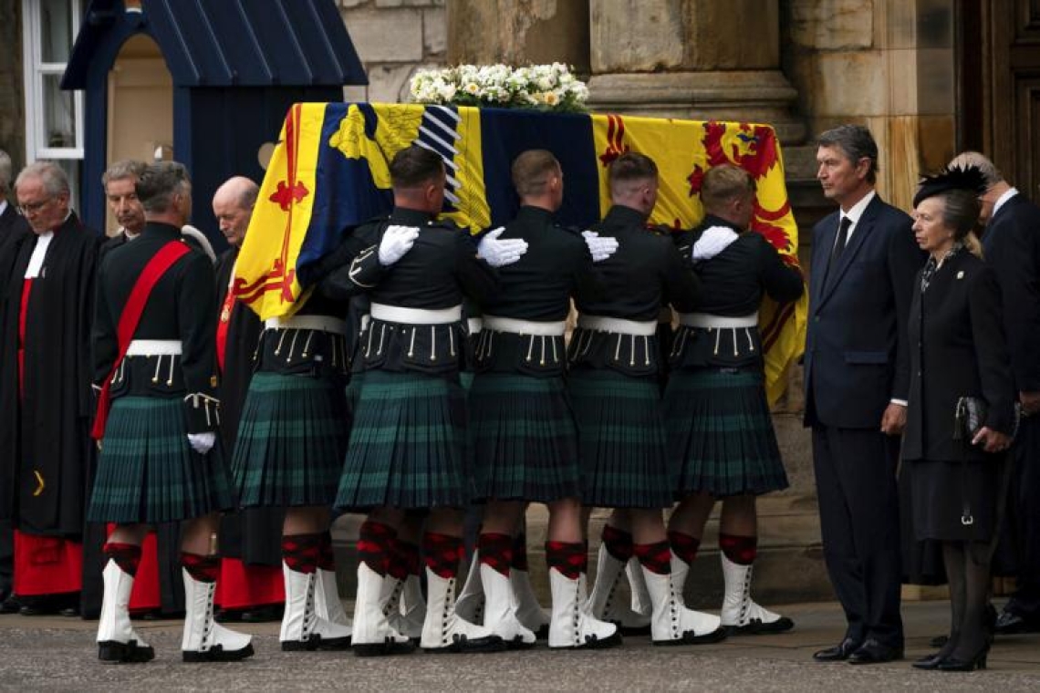 Royaume-Uni : La dépouille d'Elizabeth II est arrivée au palais d'Holyroodhouse à Édimbourg
