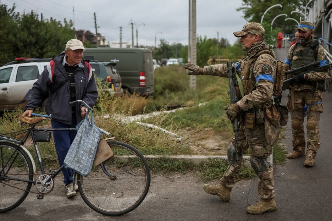 "Tout s'est passé très vite": À Izioum, des soldats ukrainiens racontent la débâcle russe
