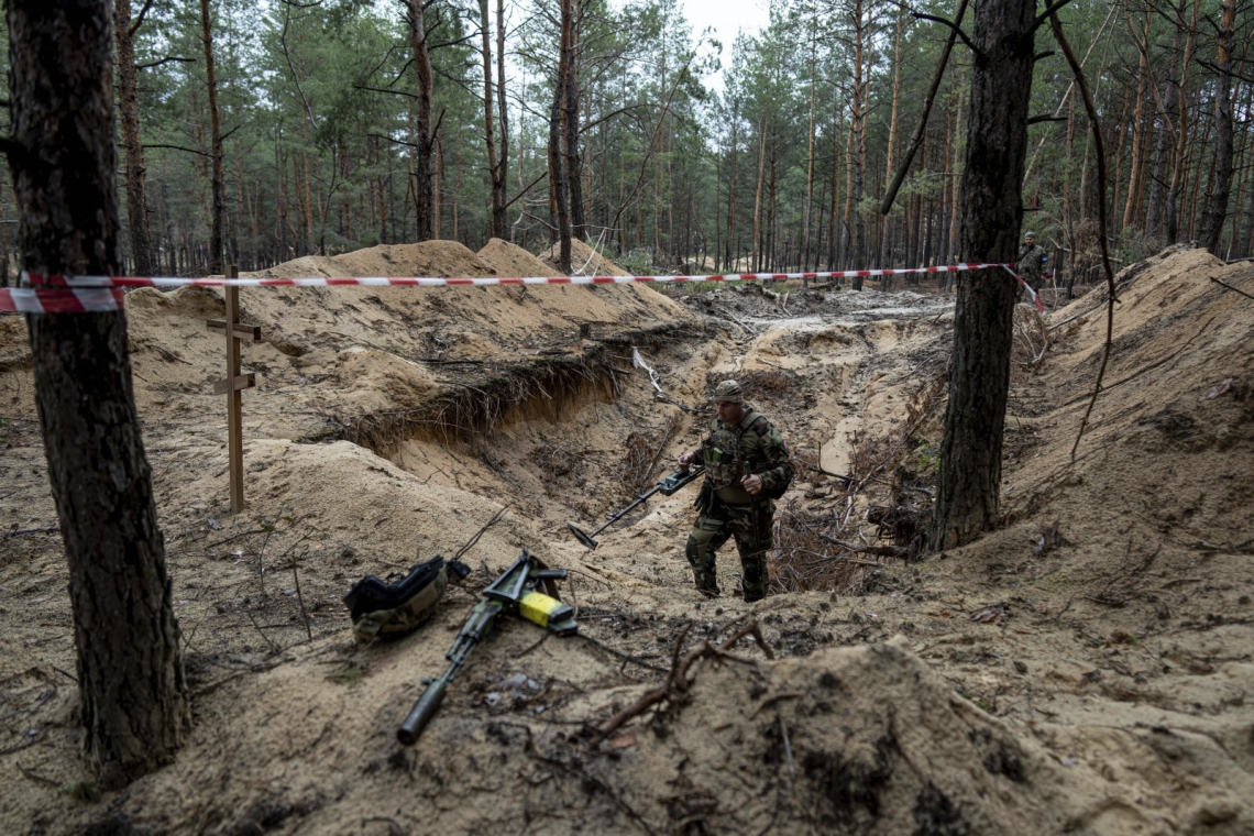 Ukraine : Une "fosse commune" découverte à Izioum, reprise aux russes