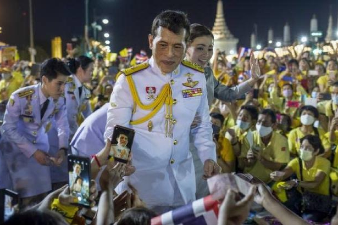 Thaïlande : Le roi vient rendre hommage aux victimes du massacre dans une crèche