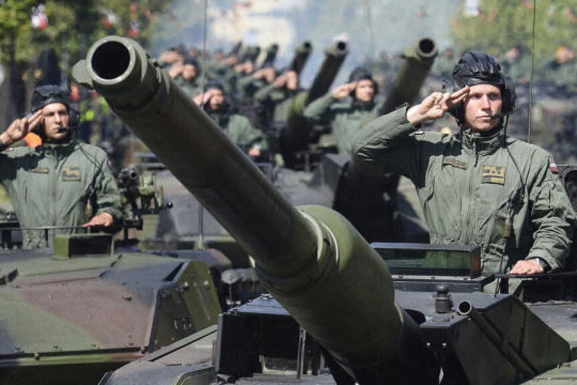 Face à la guerre en Ukraine, la Pologne dépense des sommes record pour renouveler sa défense