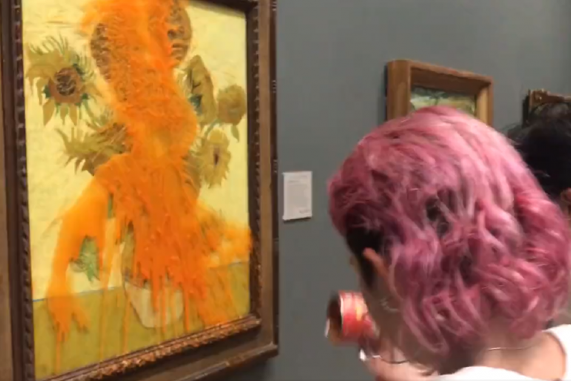 Royaume-Uni : des militants écologistes ont jeté de la soupe sur les Tournesols de Van Gogh à la National Gallery