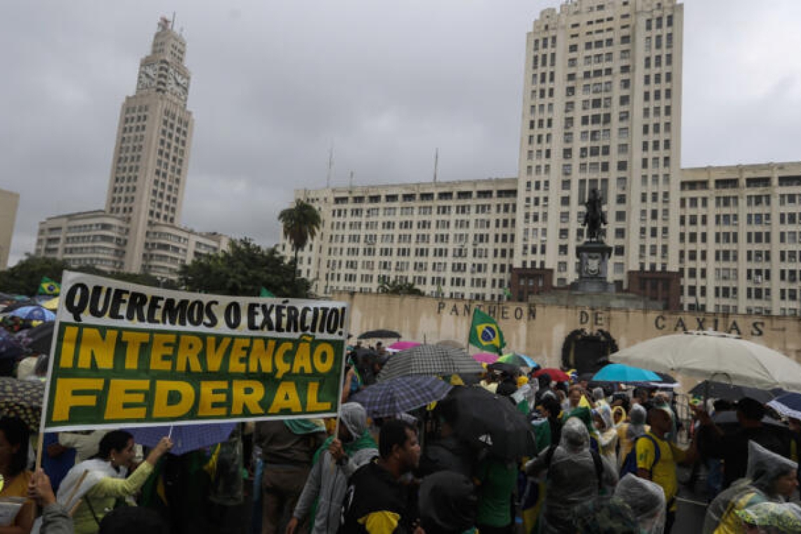Brésil : Des milliers de soutiens de Bolsonaro dans les rues pour exiger une intervention de l'armée
