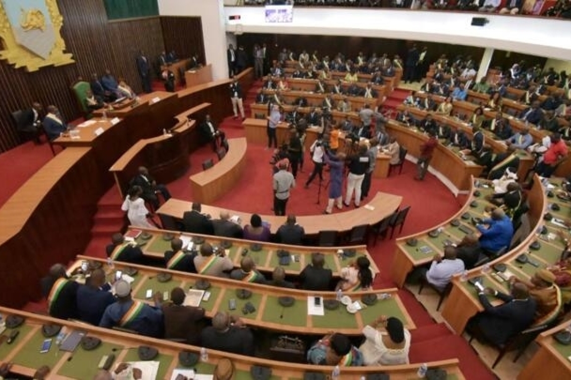 Côte d'Ivoire : Les députés adoptent un projet de loi pour mieux encadrer les commentaires en ligne