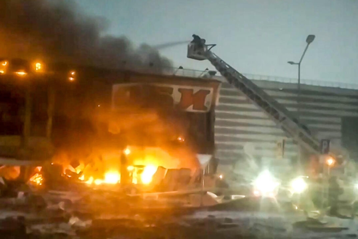 Russie : Un énorme incendie ravage un centre commercial près de Moscou