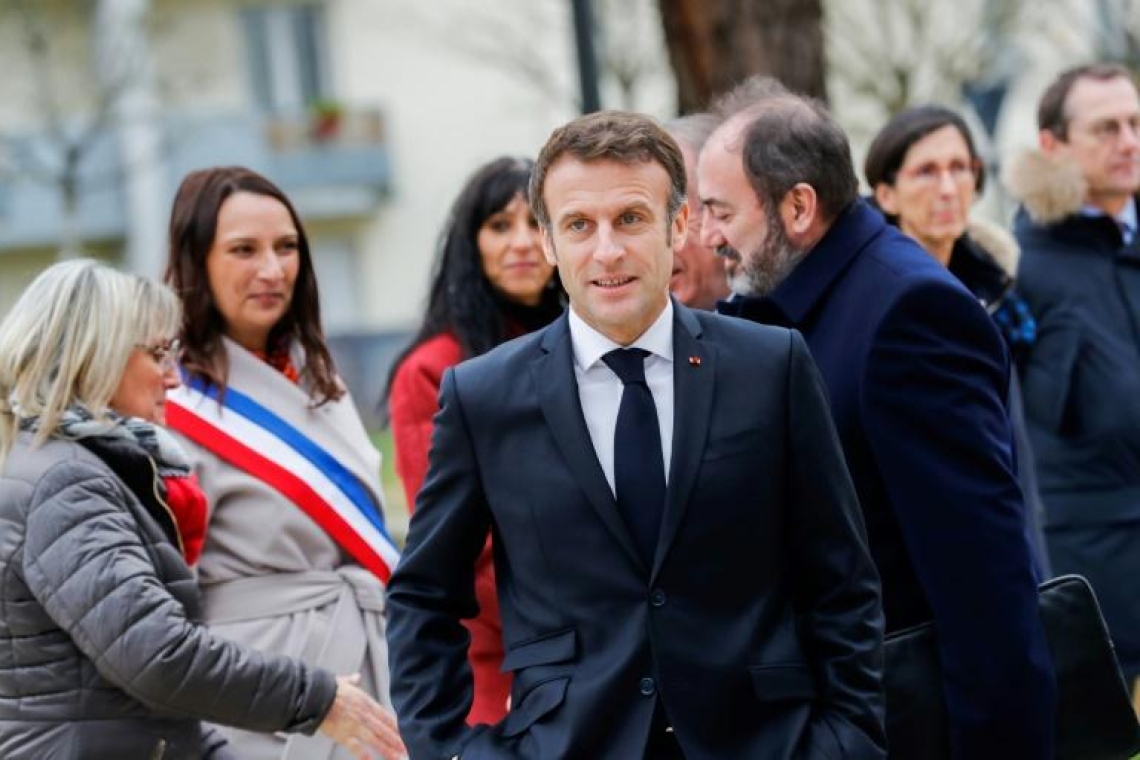 Emmanuel Macron annonce la gratuité du préservatif pour les 18-25 ans en pharmacie