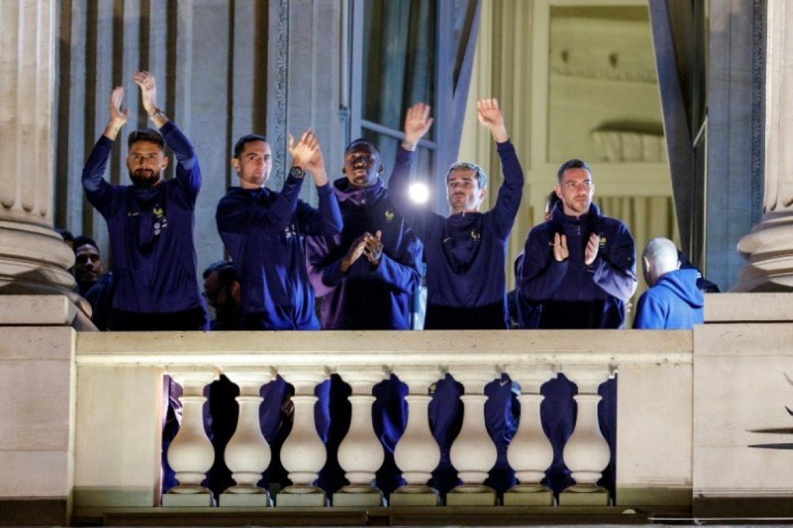 Mondial: les Bleus acclamés par la foule à la Concorde, les Argentins attendus à Buenos Aires