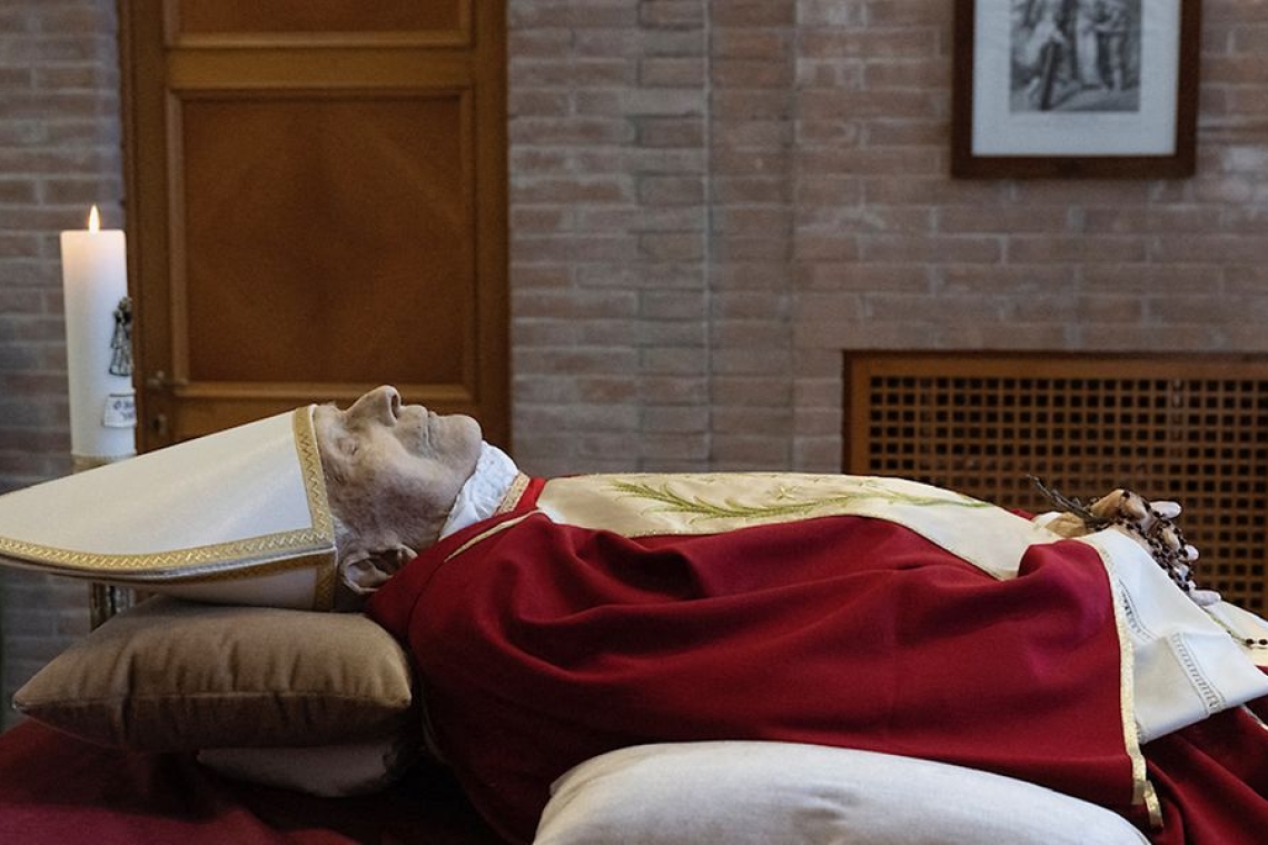 Le corps du pape émérite Benoît XVI exposé aux fidèles à Rome