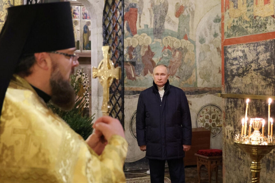Russie: Vladimir Poutine assiste seul à un office du Noël orthodoxe dans une église du Kremlin