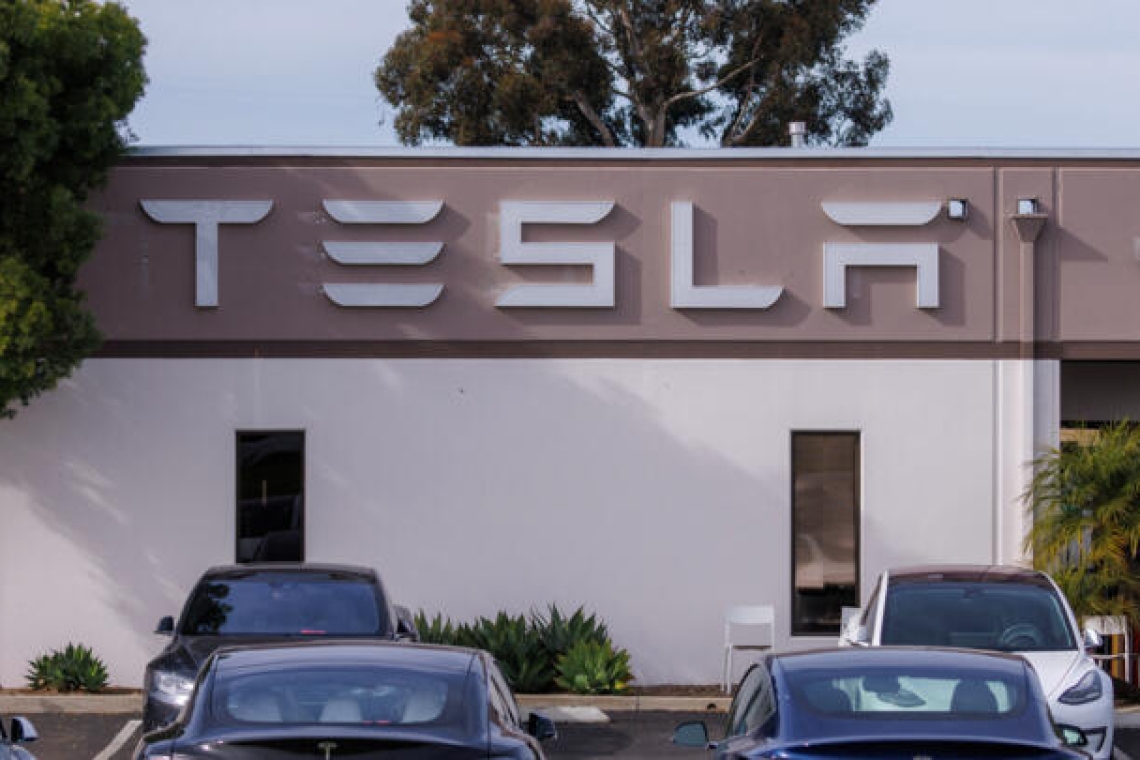 Face à des ventes en berne, Tesla baisse le prix de ses véhicules électriques