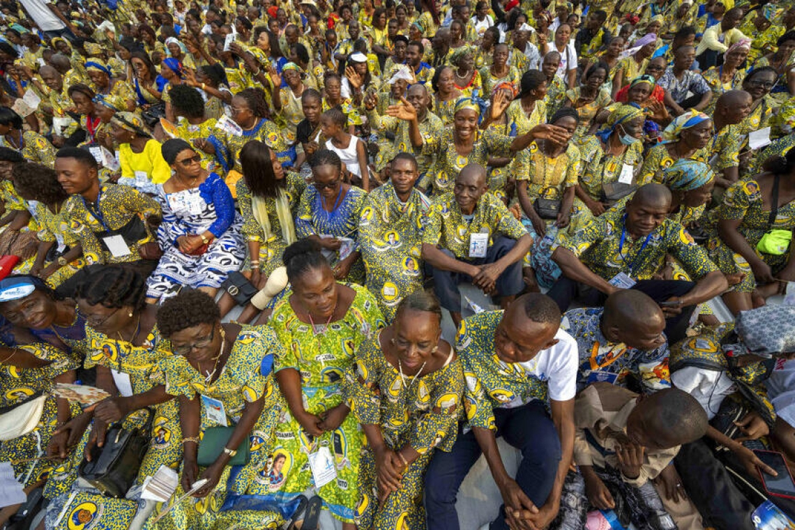 Les jeunes Congolais accueillent le pape François au stade des Martyrs à Kinshasa