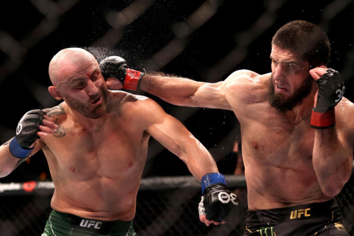 MMA : Islam Makhachev conserve son trône chez les poids légers face à Alexander Volkanovski