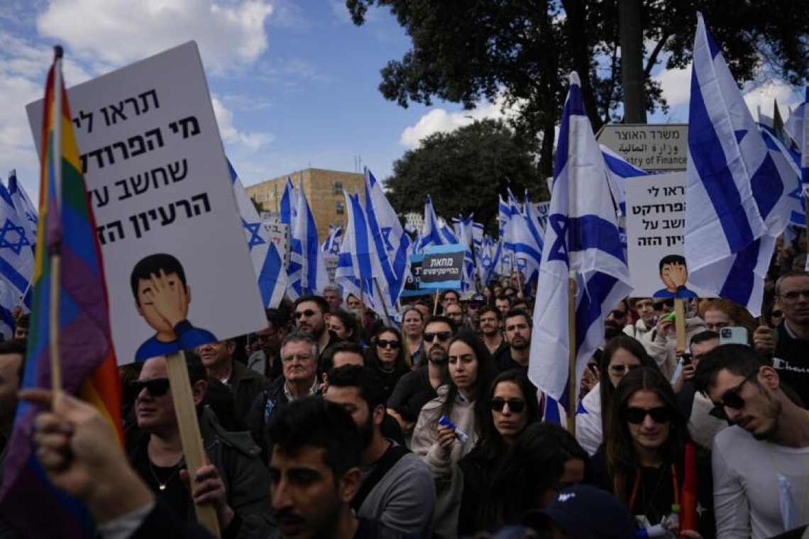 Israël: des dizaines de milliers de personnes manifestent contre la réforme de la justice