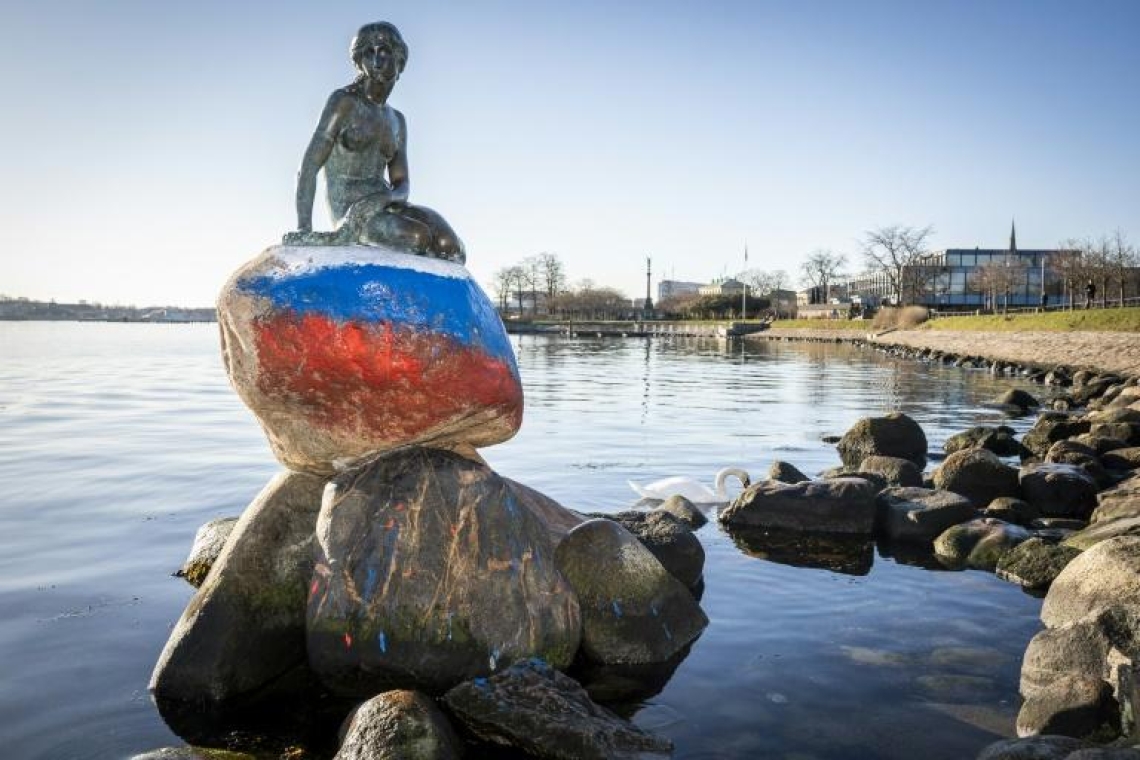 La Petite Sirène vandalisée, un drapeau russe peint sur son socle