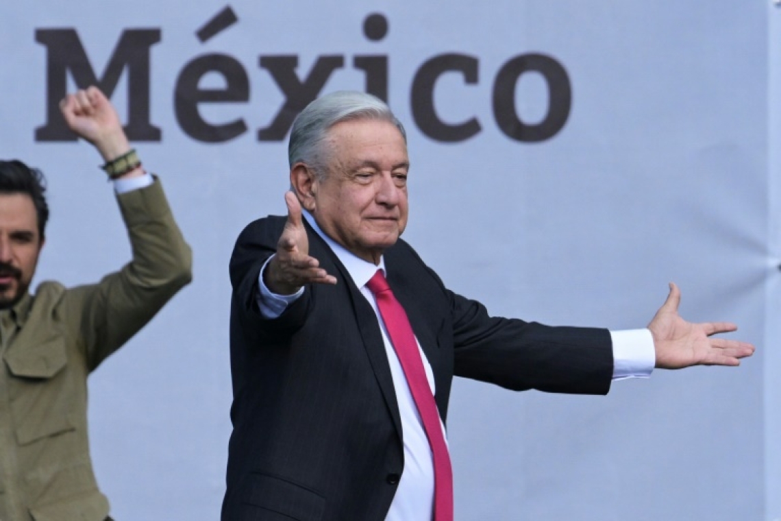 Mexique: le président enflamme ses fidèles en visant les "oligarques"