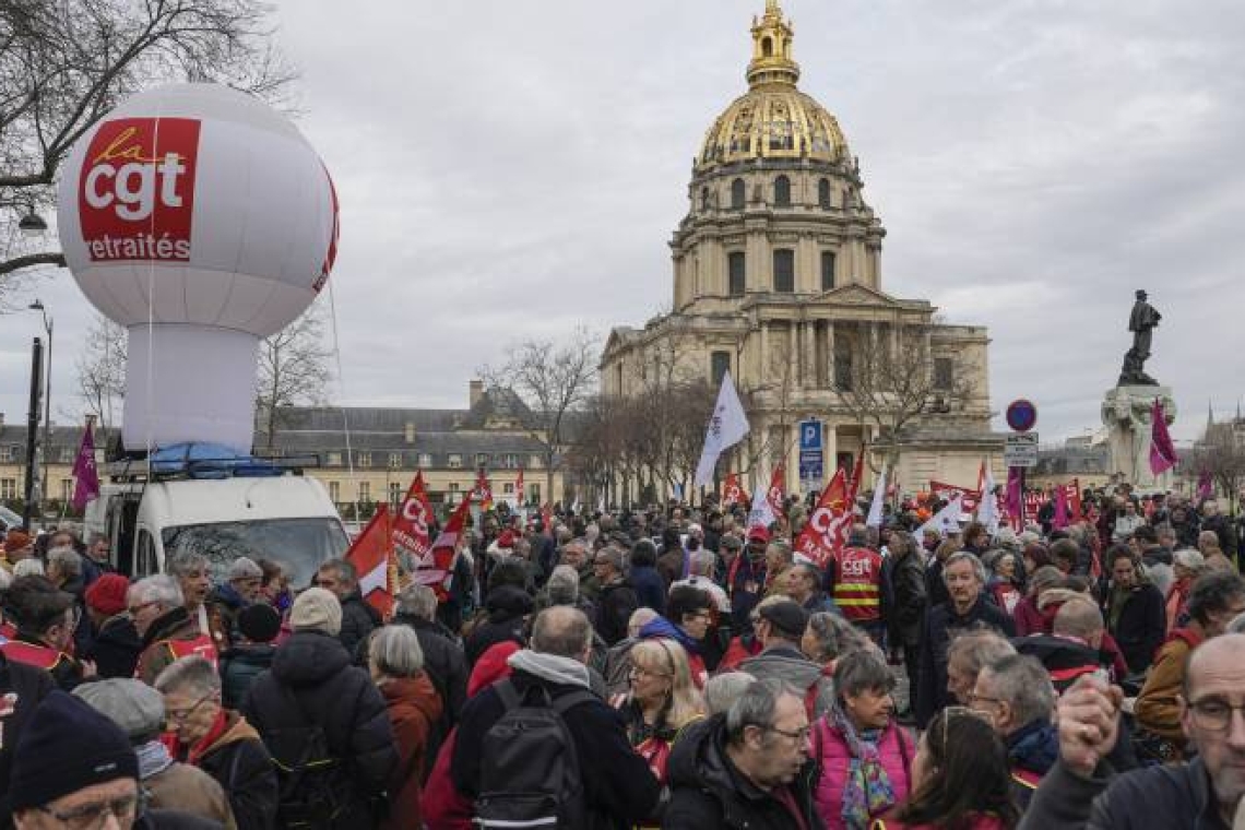 La France adopte la réforme des retraites après le rejet des deux motions de censure
