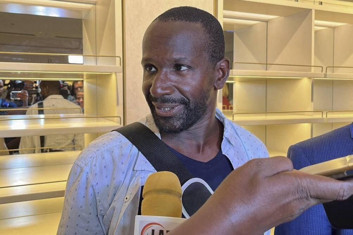 L’ex-otage Olivier Dubois est enfin de retour en France après avoir été détenu 711 jours au Sahel