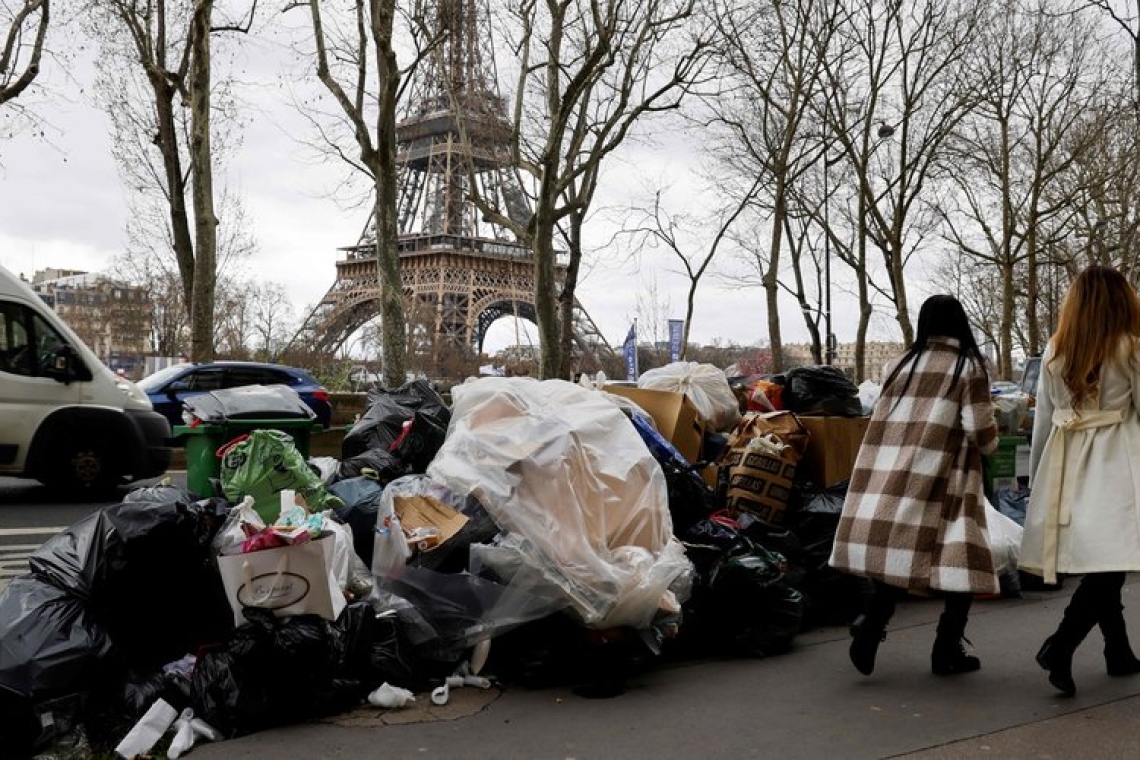 Déchets à Paris: deux incinérateurs rouverts, réquisitions dans le troisième