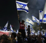 Crise en Israël : Benjamin Netanyahou a renvoyé sa réforme de la justice dans un pays paralysé