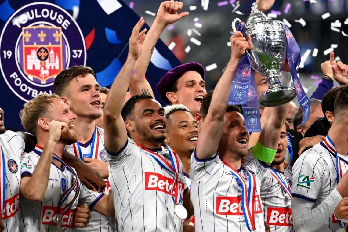  Coupe de France de football : Toulouse est sacré champion face à Nantes, après un match sans incidents au Stade de France