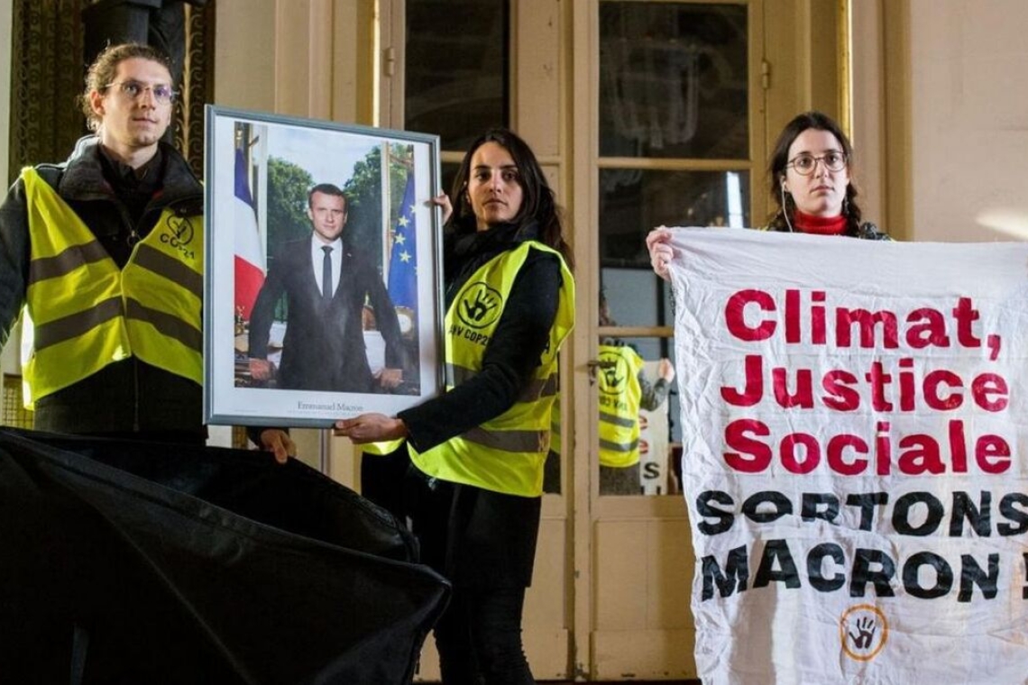 DES MILITANTS POUR LE CLIMAT BLOQUENT LE SIÈGE DU PARTI RENAISSANCE DE MACRON À PARIS 