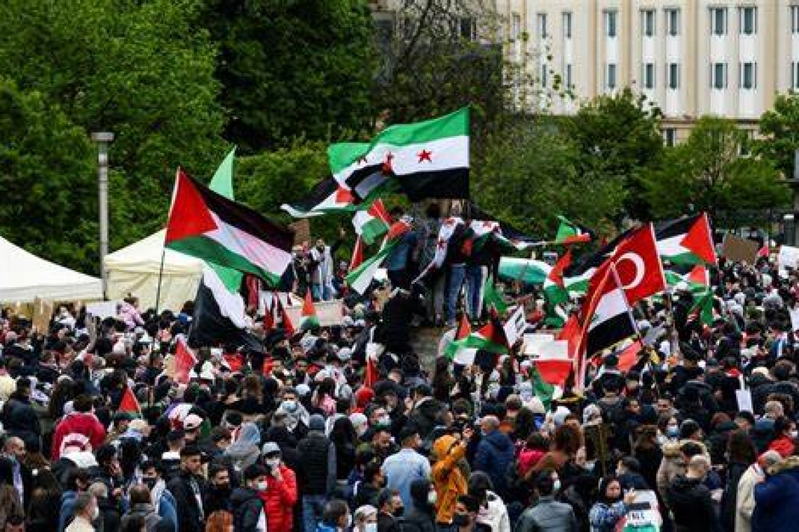 Des manifestants défilent à Madrid pour montrer leur solidarité avec la Palestine 