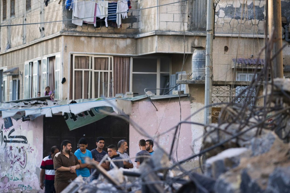 Des militants placent 230 lits vides sur la place Habima de Tel Aviv en hommage aux otages du Hamas 