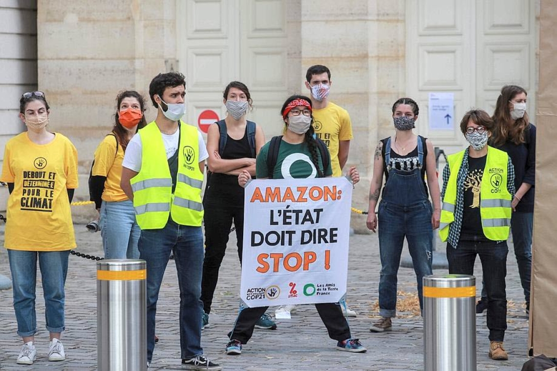 Affrontement entre des militants écologistes et la police devant le ministère français de l'Écologie à Paris 